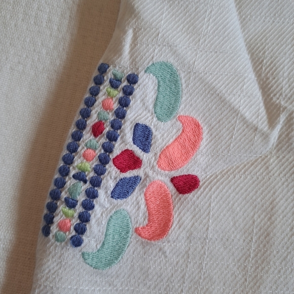 Vineyard Vines girls size 6 white shift,  embroidery at the pockets lined NWOT - Picture 2 of 6
